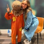 McKenzi Brooke Instagram - Sam finally getting to meet @mckenzibrooke 🧡🎃🖤 #trickrtreat #trickrtreatsam #scarycutesam