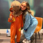 McKenzi Brooke Instagram - Sam finally getting to meet @mckenzibrooke 🧡🎃🖤 #trickrtreat #trickrtreatsam #scarycutesam