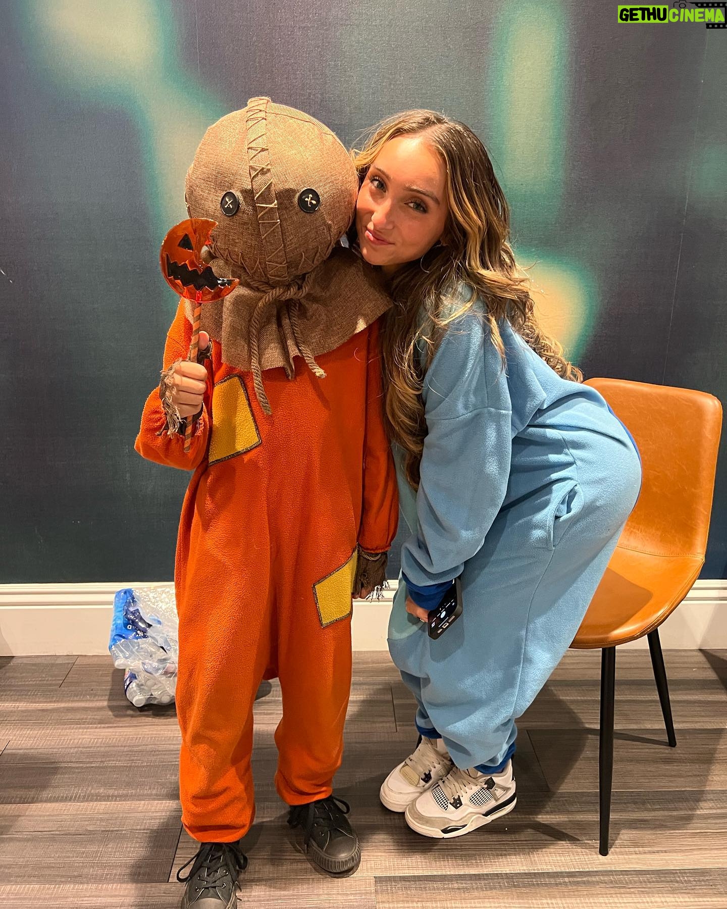 McKenzi Brooke Instagram - Sam finally getting to meet @mckenzibrooke ๐งก๐๐ค #trickrtreat #trickrtreatsam #scarycutesam
