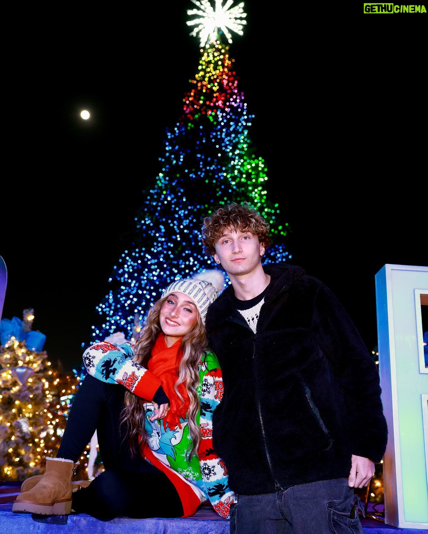 McKenzi Brooke Instagram - Still living my winter fantasy ❄️❤️ @winterfestoc #winter #december #holiday #fair