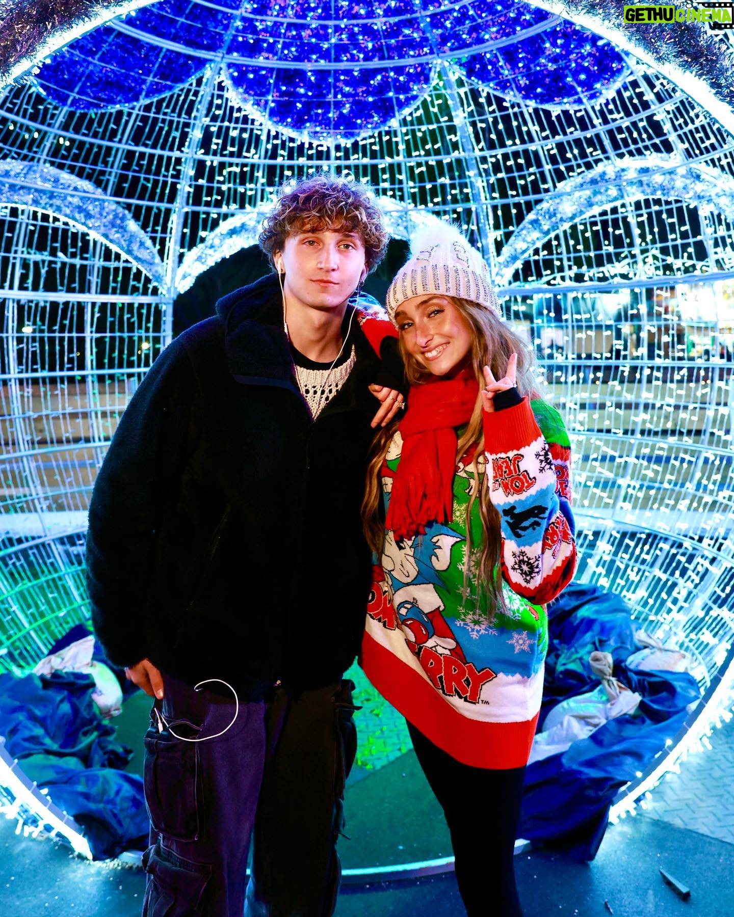 McKenzi Brooke Instagram - Still living my winter fantasy ❄️❤️ @winterfestoc #winter #december #holiday #fair