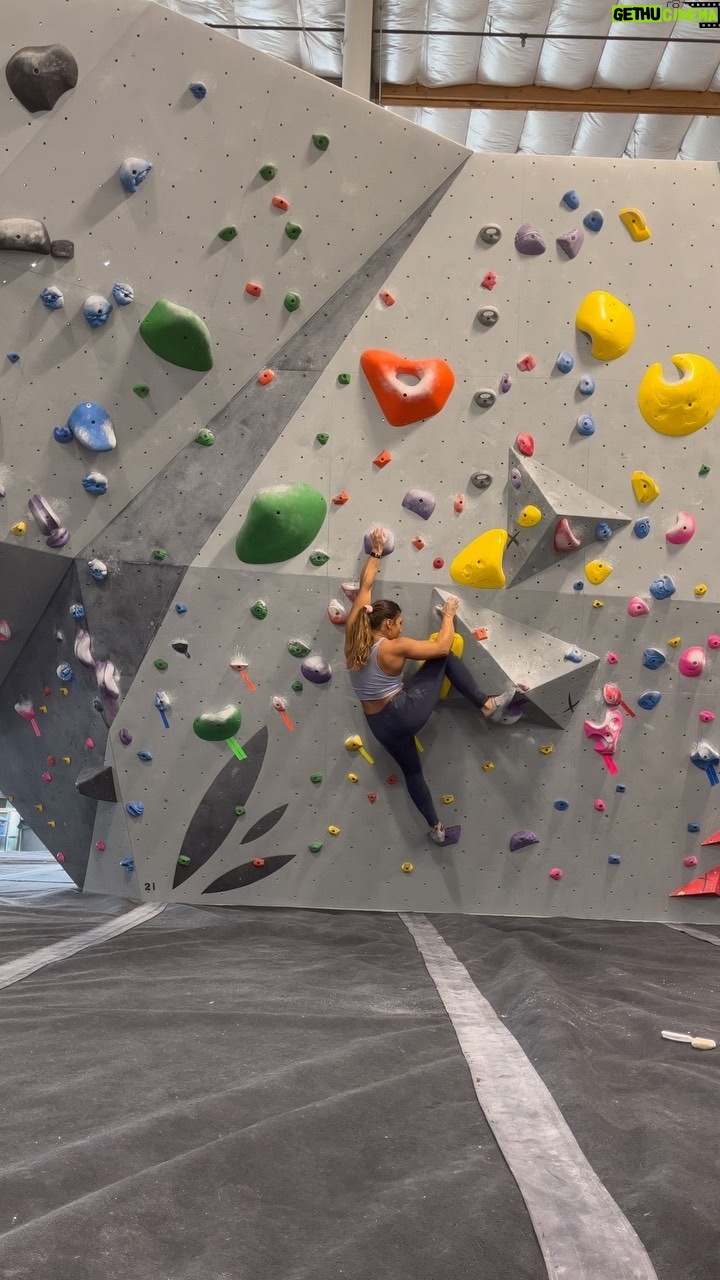 Meagan Martin Instagram - After a long and exciting week commmentating @usaclimbing National Team Trials and Paraclimbing Nationals it’s nice to be home getting back into the swing of things 🤩! Feeling like it is finally spring in my blue Becksa top from @prana.