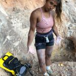 Meagan Martin Instagram - Throwback to getting a little chalky at the crag 😂!!! #chalkmonster @prana @soill @organicclimbing @frictionlabs @athleticbrewing @fitaid