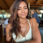 Meagan Tandy Instagram - Feeling happy 💛 ✨