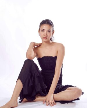 Medha Shankar Instagram - 🤍🖤

📸 @saurabh_sonkar 
💄 @symone.neilson_mua_hair