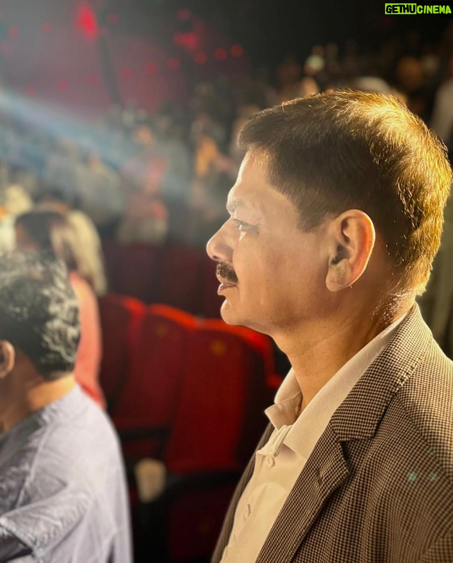 Medha Shankar Instagram - Some beautiful moments from the Mumbai screening of #12thfail The laughs, the hugs, the tears and a heart brimming with gratitude🙏🏼 -Hugs with Vidhu Sir that are always accompanied by some happy tears🤍 -My Dad’s emotional, proud face in the last picture. Like I said, “Meri life ki ‘Shraddha’ mere Papa hain”💫 @vidhuvinodchoprafilms @vikrantmassey