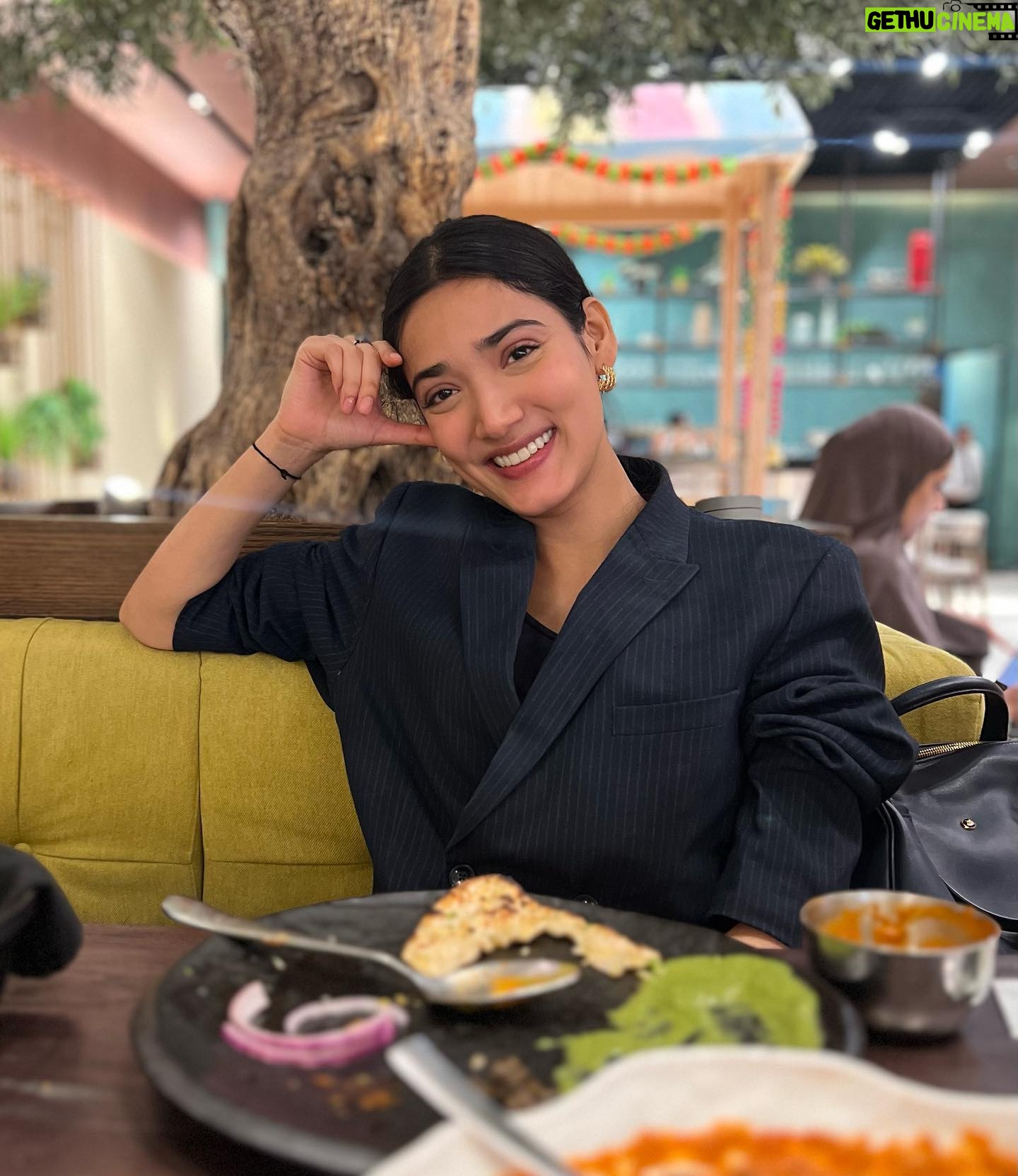 Medha Shankar Instagram - Lately life has only been about food, love for food, and happiness post intake of food. Life is food, life is good🐒🍕🍰🍜🍦
