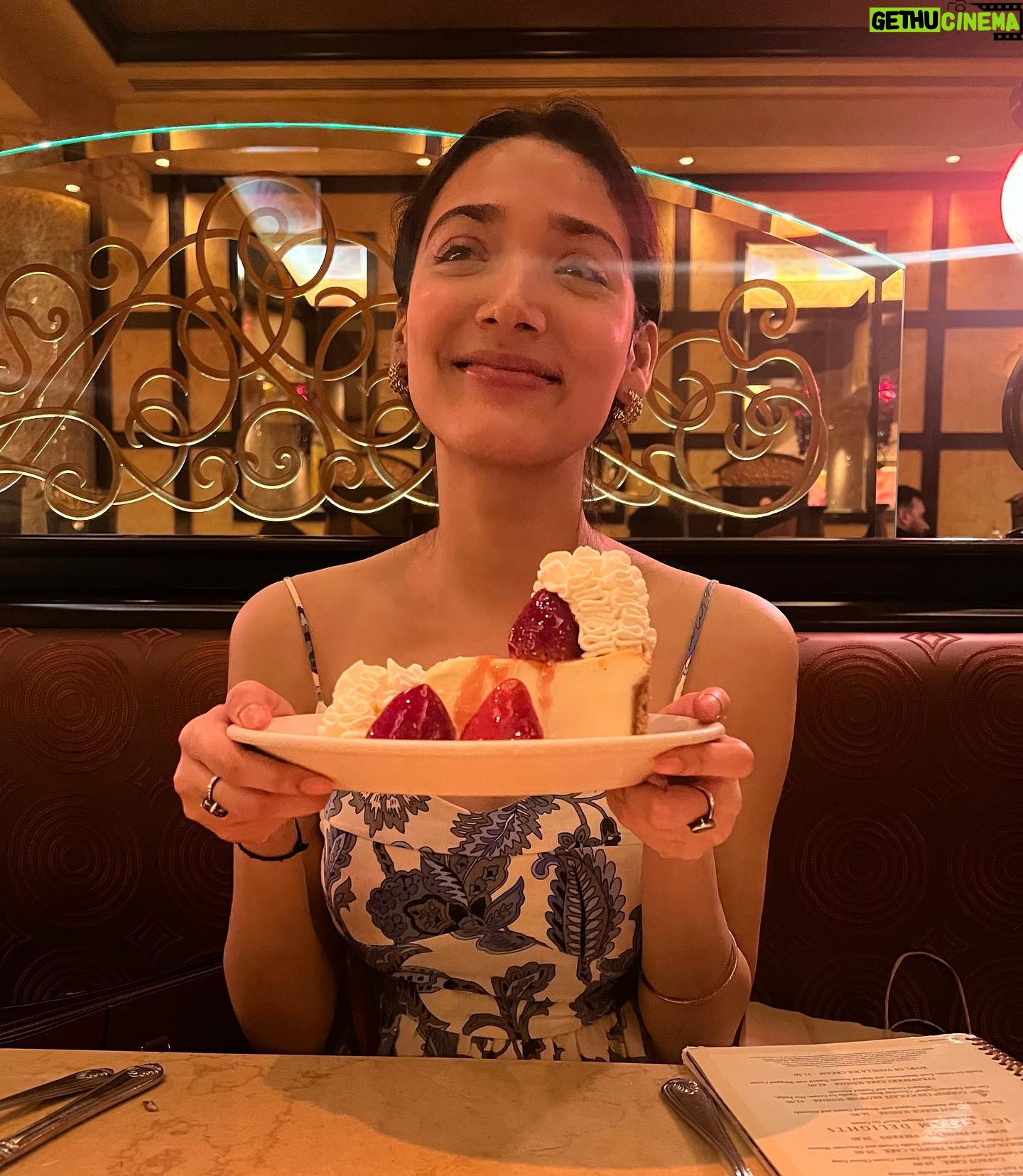 Medha Shankar Instagram - Lately life has only been about food, love for food, and happiness post intake of food. Life is food, life is good🐒🍕🍰🍜🍦