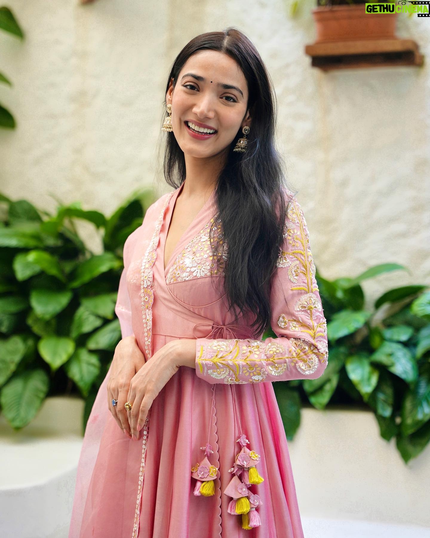 Medha Shankar Instagram - Happy Bhai Dooj to all my brothers. My GPay is working just fine🤑🫶 HMU- @symone.neilson_mua_hair Wearing- @madzinlabel Styled by- @malvikabajaj Team- @sanjamkaur92 @___haywire Jewellery by- @sangeetaboochra