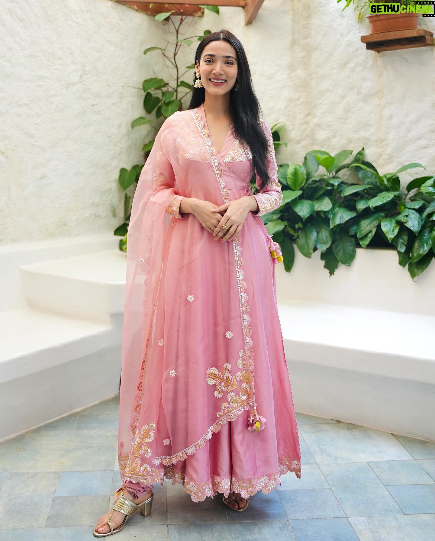 Medha Shankar Instagram - Happy Bhai Dooj to all my brothers. My GPay is working just fine🤑🫶 HMU- @symone.neilson_mua_hair Wearing- @madzinlabel Styled by- @malvikabajaj Team- @sanjamkaur92 @___haywire Jewellery by- @sangeetaboochra