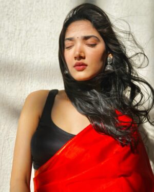 Medha Shankar Instagram - Jo khatm ho kisi jagah, yeh aisa silsila nahi♥️♾️
.
.
.
.
.
📸 @dev.yami 
HMU @symone.neilson_mua_hair