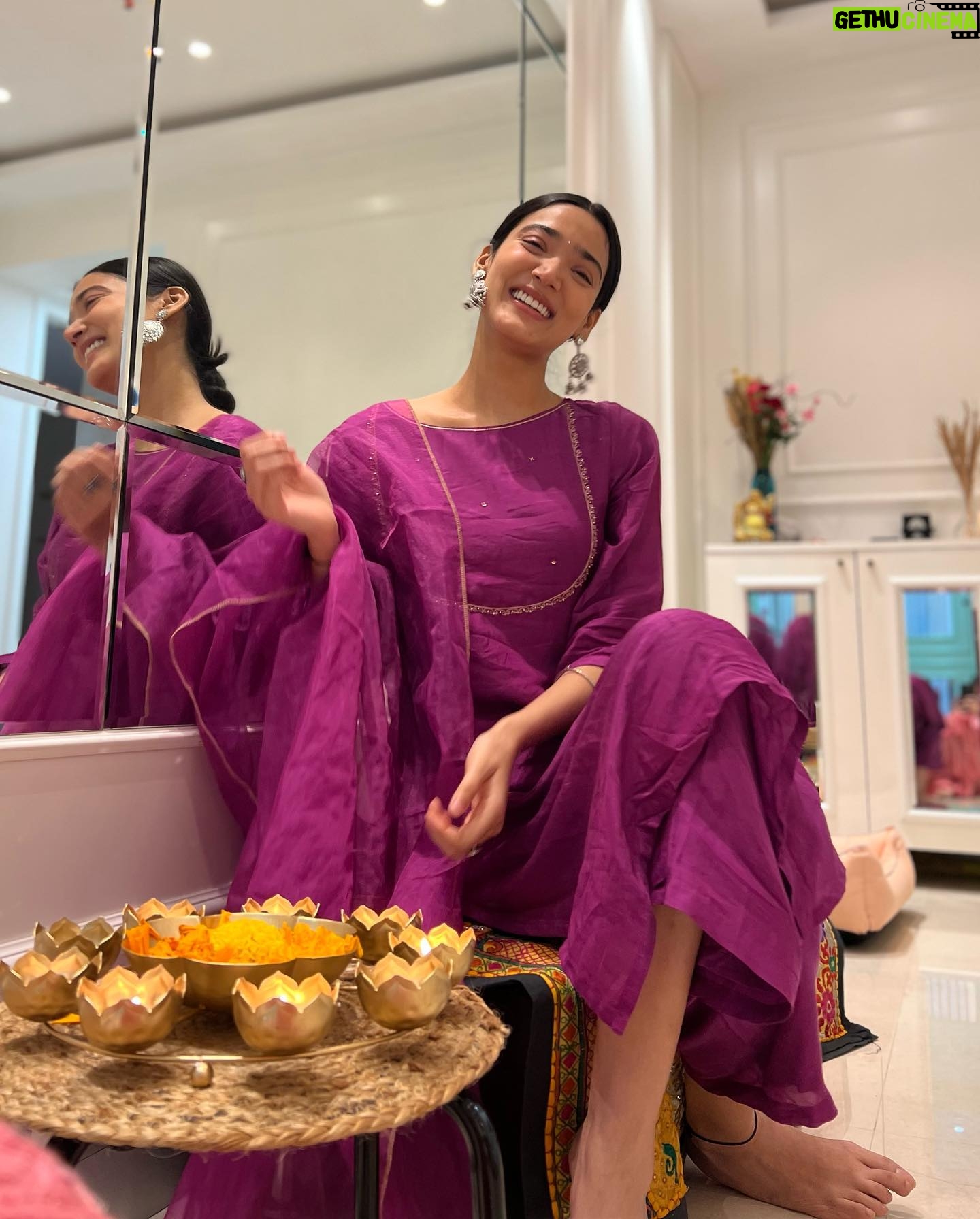 Medha Shankar Instagram - May this Diwali bring divine peace, love, success and abundance for all๐๐ผ๐ซ