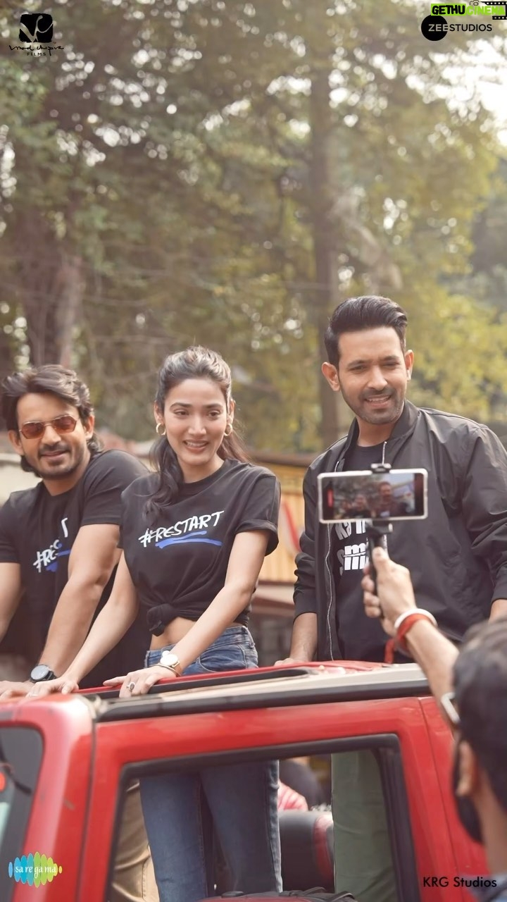 Medha Shankar Instagram - The 12th Fail Team revisited the streets of Mukherjee Nagar, where ‘Restart’ took center stage yesterday! 📣 Thank you for your unwavering love❤️ #ZeroSeKarRestart Watch #12thFail in cinemas on 27th October, a film inspired by a million true stories. 🌟🎥 @vidhuvinodchoprafilms @zeestudiosofficial @vikrantmassey @anantvjoshi @anshumaan_pushkar #VikasDivyakirti @arsgeeta @itsharishkhanna @priyanshuchatterjee @moitrashantanu @swanandkirkire @saregama_official @krgstudios