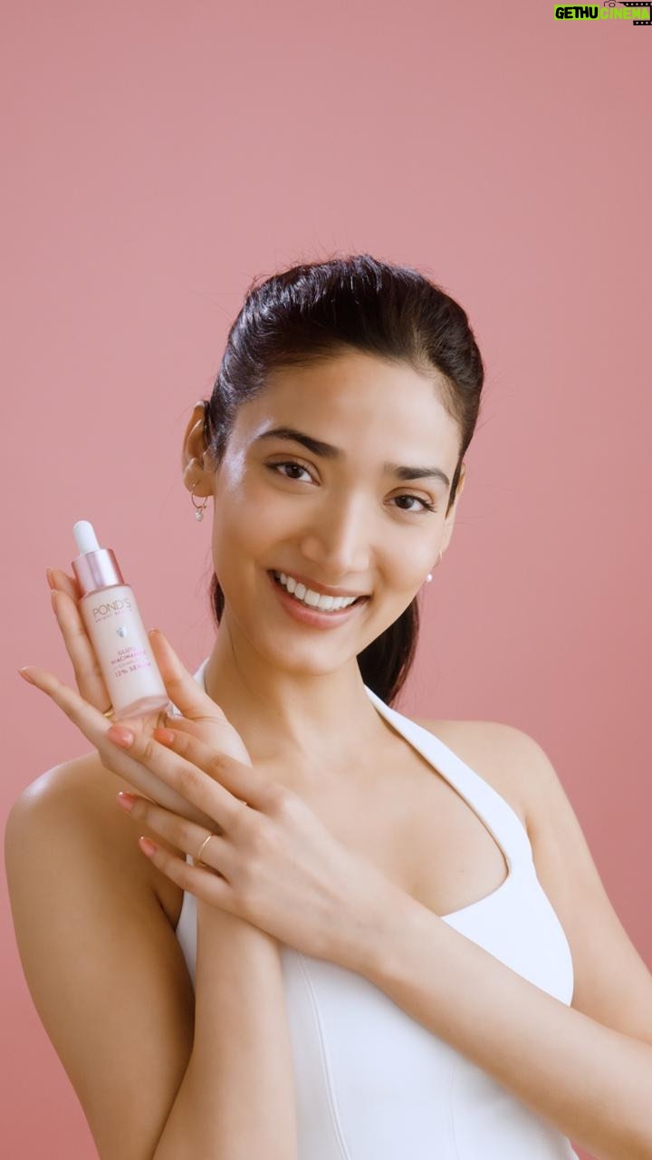 Medha Shankar Instagram - The Pond’s Bright Beauty Anti-Pigmentation Serum is the secret behind my radiant skin! 💕 This serum helped reduce my pigmentation while brightening & repairing my skin from within…my skin has never felt this flawless 💖 You’ve got to try it if you haven’t already! #Ponds #PondsIndia #Flawless #Niacinamide #Skincare #BeautyTips #SoftSkin #PondsAntiPigmentationSerum #SkincareRoutine #Selfcare #SkincareIndia #Pigmentation #Ad