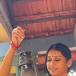Meena Vasu Instagram - నా చిన్నప్పుడు ఊరిలో మా అమ్మ దినచర్య ☺️☺️❤️❤️ ఇంకా చాలా చాలా జ్ఞాపకాలుగా ఉన్నాయి..పేడ కళ్ళాపి మీద ముగ్గులు , కట్టెలపొయ్యి మీద వంట , కావిడిలో నీళ్లు , చావిడిలో ఎద్దులు ,పొలంలో పనులు ,ఆరుబయట వెన్నెల్లో పాలబువ్వ , చెరువు గట్టు మీద మర్రి చెట్టుకు వేసిన ఉయ్యాలలు ,చింతపిక్కలతో గిల్లాయిల ఆట ,గుడిలో ప్రసాదం కోసం పరుగులు ...హ్మ్మ్ ....ఇలా చెప్పాలంటే చాలా ఉన్నాయ్ ..ఇప్పటికింతే చిత్తగించవలెను 😄😄🥰🥰