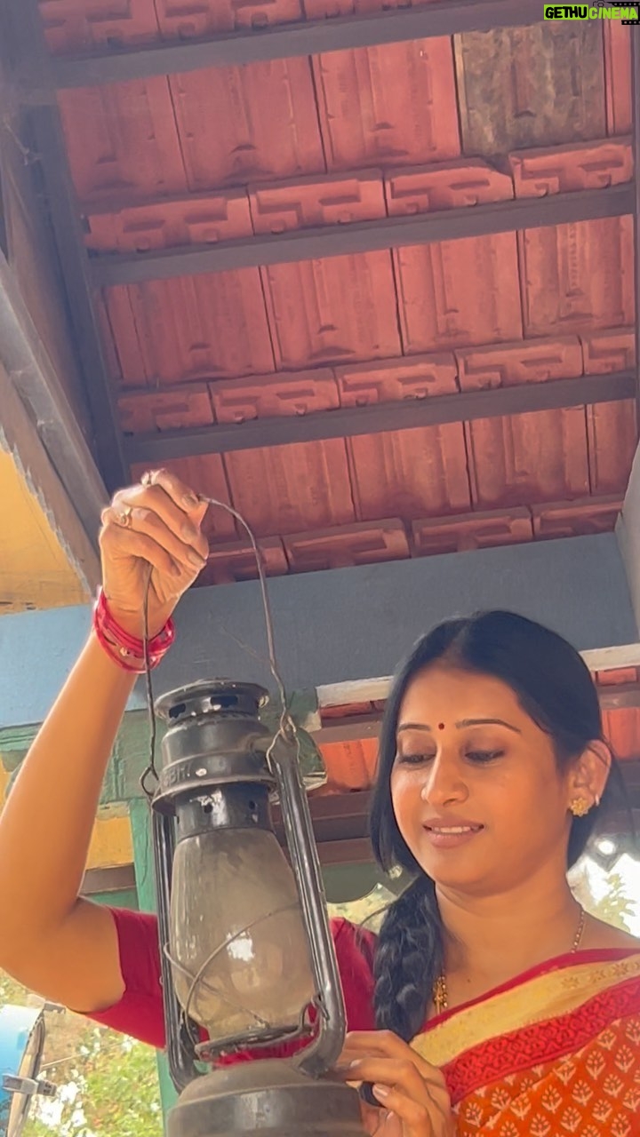 Meena Vasu - 8.4K Likes - నా చిన్నప్పుడు ఊరిలో మా అమ్మ దినచర్య ☺️☺️❤️❤️ ఇంకా చాలా చాలా జ్ఞాపకాలుగా ఉన్నాయి..పేడ కళ్ళాపి మీద ముగ్గులు , కట్టెలపొయ్యి మీద వంట , కావిడిలో నీళ్లు , చావిడిలో ఎద్దులు ,పొలంలో పనులు ,ఆరుబయట వెన్నెల్లో పాలబువ్వ , చెరువు గట్టు మీద మర్రి చెట్టుకు వేసిన ఉయ్యాలలు ,చింతపిక్కలతో గిల్లాయిల ఆట ,గుడిలో ప్రసాదం కోసం పరుగులు ...హ్మ్మ్ ....ఇలా చెప్పాలంటే చాలా ఉన్నాయ్ ..ఇప్పటికింతే చిత్తగించవలెను 😄😄🥰🥰
