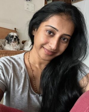 Meena Vasu Instagram - Morning vibes ❤️❤️me and Limmo 🐶
.
#nofilterneeded #nomakeup #morningvibes