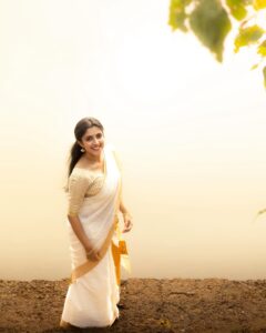 Meenakshi Dinesh Instagram - വിഷു ആശംസകൾ🌾✨ 📸 @sour__v