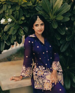 Meenakshi Dinesh Instagram - വിഷു ആശംസകൾ🌾✨

📸 @sour__v