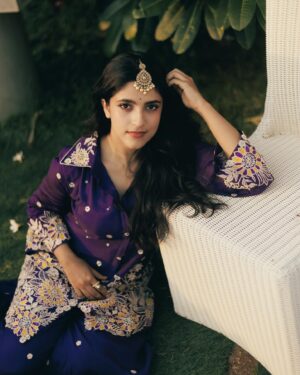 Meenakshi Dinesh Instagram - വിഷു ആശംസകൾ🌾✨

📸 @sour__v