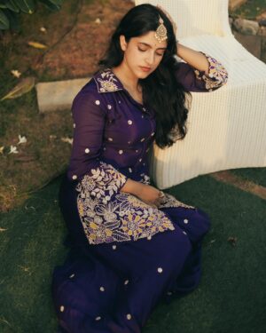 Meenakshi Dinesh Instagram - വിഷു ആശംസകൾ🌾✨

📸 @sour__v