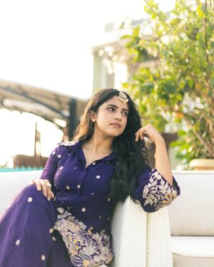 Meenakshi Dinesh Instagram - വിഷു ആശംസകൾ🌾✨

📸 @sour__v