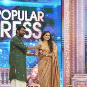 Meera Vasudevan Instagram - A little late to post and I miss having the picture of me on stage with our entire Kudumbavilakku family because that Award is a result of the effort of so many amazing people in my life. 
The first pic - on stage receiving the Most Popular Actress Asianet Television Award 2022 from the hands of Actor Naren, my erstwhile colleague. Second photo with my two great strengths - my son Ariha  and my manager/best friend @vinodsupriya , also with me our production manager @joyperoorkada and our DOP @vipin.puthiyankam who was also nominated that night… ❤️
This win is for all of you who have supported me so much on my path to accepting it ❤️🙏🏼

#meeravasudevan #actressmeeravasudevan #actormeeravasudevan #kudumbavilakku #asianettelevisionawards2022 #mostpopularactress #mostpopularactressaward2022 @asianet #asianet #supriyavinodformeeravasudevan #grateful #abundant #blessed