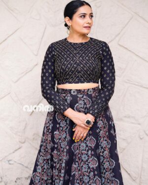 Meera Vasudevan Instagram - Inframe : @officialmeeravasudevan
@vanithamagazine 
.
📷 : @sreekanth_kalarickal
MUA : @karthika.nitheesh 
Costume : @klumbyprajinajaanaki
Jewellery : friendly courtesy @ashwathy_ash_ 
My manager and PR @vinodsupriya 

#meeravasudevan #actormeeravasudevan #actressmeeravasudevan #vanitha #vanithamagazine #vanithamagazineshoot #photoshoot #makeover #supriyavinodformeeravasudevan #sreekanthkalarickal #gratitude #graceful