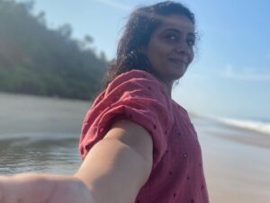 Meera Vasudevan Instagram - How many of you love the sun and the sea? 
The incessant waves resonate with the tumbling thoughts in our minds that finally fall and break on the soul of the beach and expose themselves for what they are…just foam! 
Better to live , love, give and get peace and connect to your inner and outer nature as often as you can! The silence of the heart and the mouth are far more powerful than mindless restless action of the ‘wave’ring mind! 
Here’s to finding your peace like I do ❤️
Wishing you all a wonderful festive season!
#festiveseason #meeravasudevan #actormeeravasudevan #actressmeeravasudevan #meeravasudev #sunandsurf #beach #peace #grace #fresh #sunset #silence #love #blessed