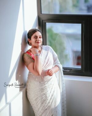 Meera Vasudevan Instagram - ♥️♥️♥️@officialmeeravasudevan♥️♥️♥️

Makeup @unnimaya_the_artist
  @unnimaaya_das

Costume courtesy @rozaliya_boutique

Snap @sangeethpookkattphotography.in

#actressmeeravasudevan #awardfunction
#calicut#calicutbeach