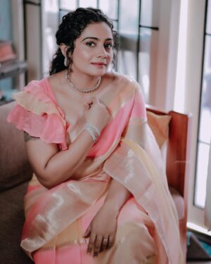 Meera Vasudevan Instagram - @meeravasudevan won the 1st Kerala vision television award for most popular actress as sumithra on kudumbavilakku on Asianet.

Costume by : @byhand.in 

Makeup : @unnimayathe artist

hair : @makeover by nila karthika

Photocredits : @aperture.fox 

Her manager/ Style consultant @vinodsupriya #meeravasudevan #meeravasudev #keralavision
#1stkeralavisiontelevisionawards #mostpopularactress2023 #mostpopularacttess2022 #asianet #actormeeravasudevan #actormeeravasudevan #actressmeeravasudev #grateful #peace #blessed #supriyavinodformeeravasudevan #makeup#celebrity #makeup