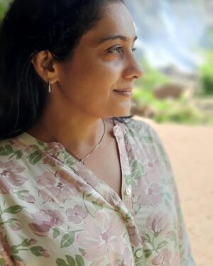 Meera Vasudevan Instagram - Look away from anything and anyone that undermines your potential… 
This is your life-the one life- live it, love it and celebrate it without harming others and disallowing another to harm you ❤️

#beautiful #nomakeup #meeravasudevan #meeravasudev #grace #graceful #gratitude #actormeeravasudevan #actressmeeravasudevan #traveldiaries #athirapallywaterfalls