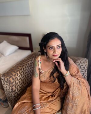 Meera Vasudevan Instagram - All dolled up and off to Asianet Television Awards 2022 
Styling and photos by my manager Supriya @vinodsupriya 
Hair and Makeup by Karthika @makeover_by__nila_karthika_ 
#meeravasudevan #actormeeravasudevan #actressmeeravasudevan #asianettelevisionawards2022 #makeoverbynilakarthika #supriyavinodcasting