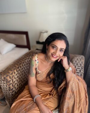 Meera Vasudevan Instagram - All dolled up and off to Asianet Television Awards 2022 
Styling and photos by my manager Supriya @vinodsupriya 
Hair and Makeup by Karthika @makeover_by__nila_karthika_ 
#meeravasudevan #actormeeravasudevan #actressmeeravasudevan #asianettelevisionawards2022 #makeoverbynilakarthika #supriyavinodcasting