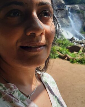 Meera Vasudevan Instagram - Look away from anything and anyone that undermines your potential… 
This is your life-the one life- live it, love it and celebrate it without harming others and disallowing another to harm you ❤️

#beautiful #nomakeup #meeravasudevan #meeravasudev #grace #graceful #gratitude #actormeeravasudevan #actressmeeravasudevan #traveldiaries #athirapallywaterfalls