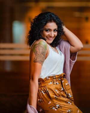 Meera Vasudevan Instagram - Self love - fitness for me is greatest form of self love for the body! 
Chanting and prayer are the greatest form of self love for the mind and soul.. 
Now, combine them both and you’re in ultimate peace and harmony! 
Prayers for that amazing peace of mind for you all! Happy festive season all! 

#meeravasudevan #actormeeravasudevan #actressmeeravasudevan #meeravasudev #fitness #meeravasudevanfitness #grihalakshmi #grihalakshmimagazine #sumeshmohanphotography #supriyavinodformeeravasudevan #gratitude #willpower #strongwill #beautywithbrains #simpleandclassy #classywoman #focus #weighttraining #resistancetraining