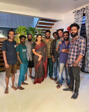 Meera Vasudevan Instagram - These are some of the amazing people behind the scenes of #kudumbavilakku - our brilliant director Manju Dharman sir @manjudharman_official and his direction crew and our very capable young DOP Vipin @vipin.puthiyankam and his camera crew as well as the art direction crew, production crew and makeup and hair crew, our actors, our producers, our channel , my amazing manager Supriya @vinodsupriya -every one working together dedicatedly is my work family! 
We wish you all a Happy Onam ❤️ from #kudumbavilakku 
#meeravasudevan #actormeeravasudevan #actressmeeravasudevan #asianet #happyonam