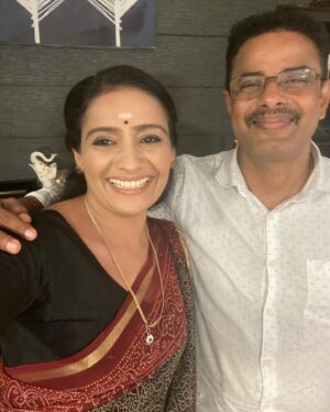 Meera Vasudevan Instagram - These are some of the amazing people behind the scenes of #kudumbavilakku - our brilliant director Manju Dharman sir @manjudharman_official and his direction crew and our very capable young DOP Vipin @vipin.puthiyankam and his camera crew as well as the art direction crew, production crew and makeup and hair crew, our actors, our producers, our channel , my amazing manager Supriya @vinodsupriya -every one working together dedicatedly is my work family! 
We wish you all a Happy Onam ❤️ from #kudumbavilakku 
#meeravasudevan #actormeeravasudevan #actressmeeravasudevan #asianet #happyonam
