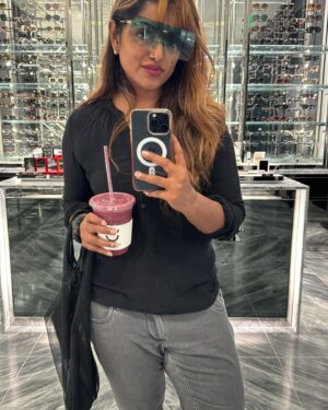 Meera Anil Instagram - With my favourite @priya_nambiar_03 ❤️❤️❤️
How a pure shopping day looks like😜😜

@houston u got my heart babe🥰