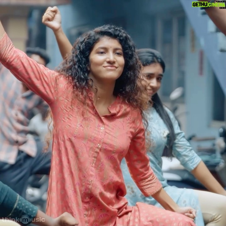 Meetha Raghunath Instagram - It’s time to dance 🕺 🕺 to #PalaPattra song from #GoodNight 💥🥳 youtu.be/scLVrC8ZqI4 A @rseanroldan Musical! 🎤 #ThenisaiThendralDeva #TheSnoringFilm #GoodNightFromMay12 @manikabali87 @the.meethling @vinayak_chandrasekaran @rameshthilak @yuvraj_ganesan @mageshraj @barathvikramanks @karuppu_g @pravin.g_theory @giffy_pgr