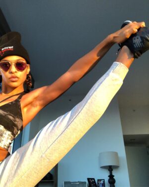 Megalyn Echikunwoke Instagram - Thanks @newbalance and @beatsbydre for the fly gear to help me train for the @nycmarathon. 3 more days folks. Its going to be awesome. Have you donated to my @amrefhealthafrica page yet? Your support would mean so much to me. Link in bio 👆🏾
🏃🏾‍♀️💪🏾🙏🏾 #jocklyfe