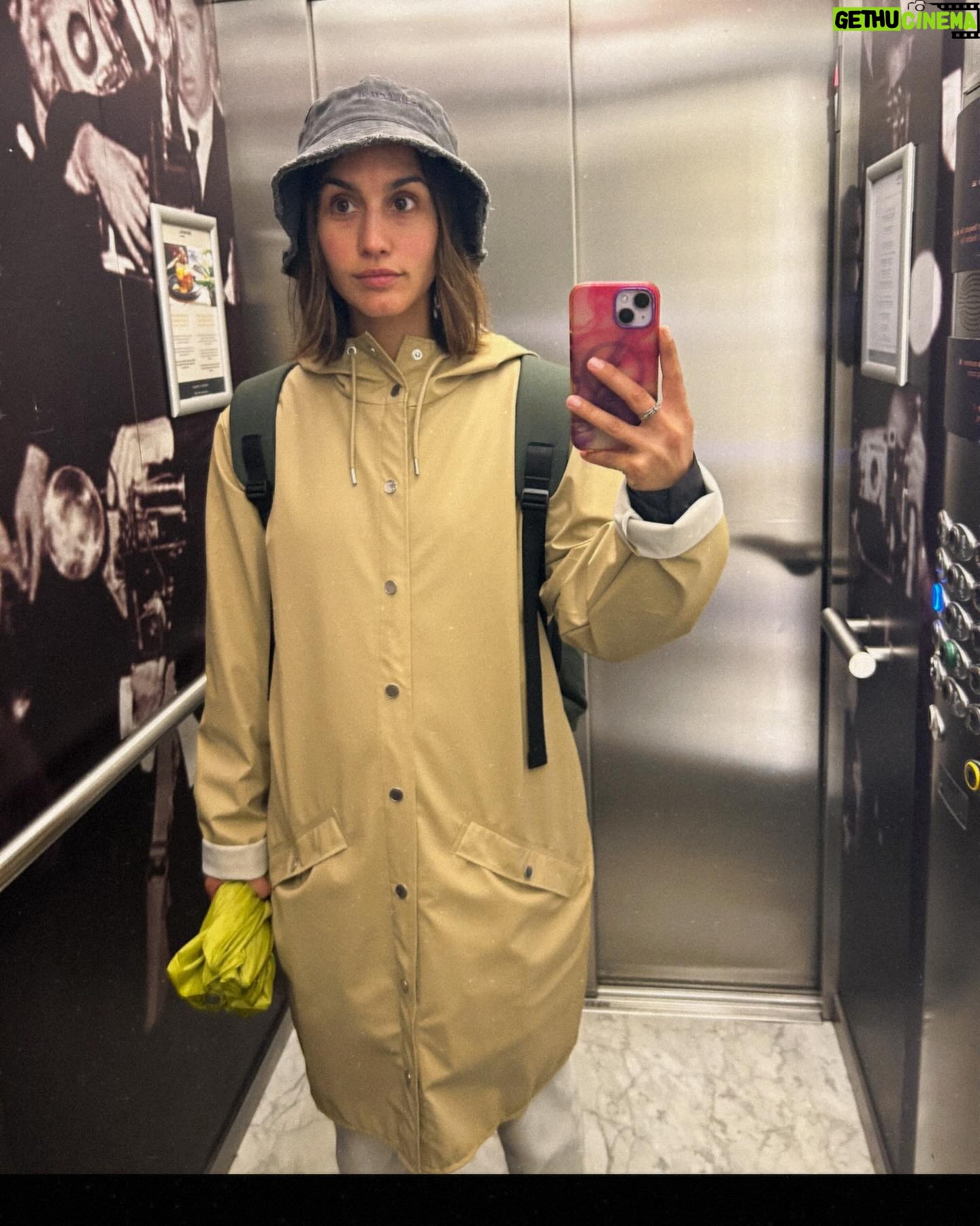 Megan Montaner Instagram - #totallook Donostia ☁️🌧️🌦️🌤️☀️ ♥️ 😁