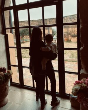 Megan Montaner Instagram - Cuando aparece un remanso de paz en tu camino. ✨ 

Luis y Borja, millones de gracias por vuestra cercanía, trato y calidad humana. Enhorabuena por ese Oasis de calma, paz y serenidad. Un lugar al que llegas y te hacen sentir como en casa… Solo que estás en un palacio 😁😍

Repetiremos seguro. @castillodecorvinos 

#huesca #alberoalto