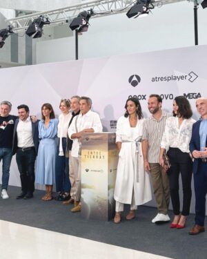 Megan Montaner Instagram - Ayer pasaron muchas cosas✨✨
Presentación de @entretierraslaserie 🍇
Gracias @festval_oficial 🧡