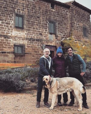 Megan Montaner Instagram - Cuando aparece un remanso de paz en tu camino. ✨ 

Luis y Borja, millones de gracias por vuestra cercanía, trato y calidad humana. Enhorabuena por ese Oasis de calma, paz y serenidad. Un lugar al que llegas y te hacen sentir como en casa… Solo que estás en un palacio 😁😍

Repetiremos seguro. @castillodecorvinos 

#huesca #alberoalto