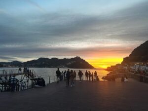 Megan Montaner Instagram - Qué lugar… ♥️♥️♥️ #SanSebastián 🎬