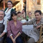 Megan Montaner Instagram – Magia de la buena! ❤️🍇 
#juanjopuigcorbé @unaxugalde @begonamaestre_ 

@entretierraslaserie 
@atresplayer 
@grupoboomerang