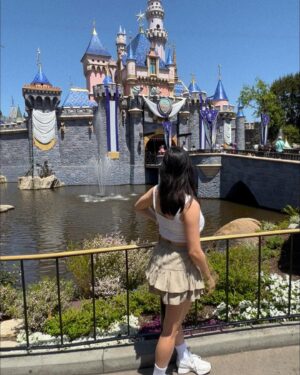 Megan Nicole Instagram - disney adult 🐭