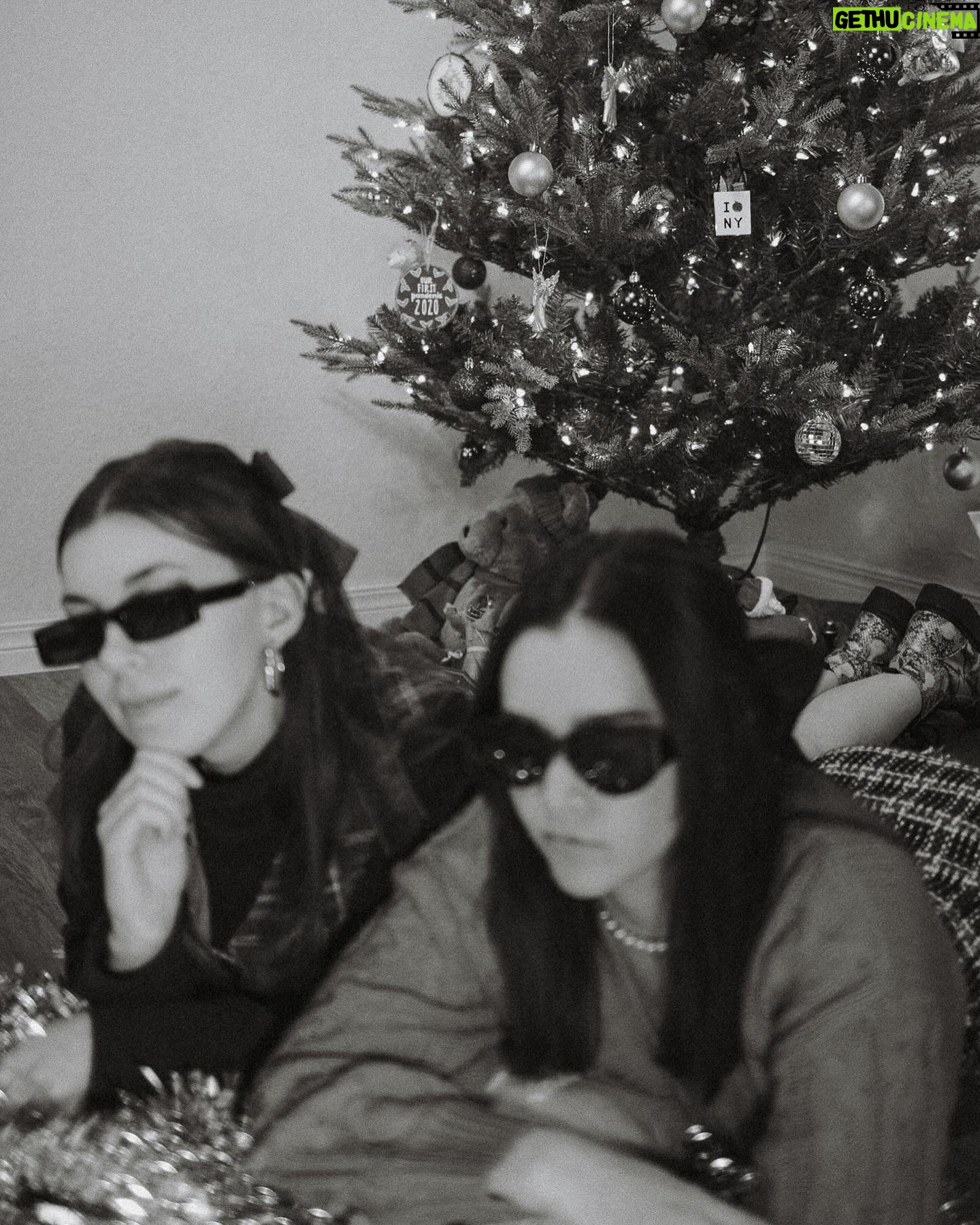 Megan Nicole Instagram - happy december🎄I took all of my old holiday singles and compiled them onto one album for you added a new acoustic version of We Wish You a Merry Christmas 🎁 go stream Songs Of Christmas Past! (and all my holiday songs because it’s officially time 🎅🏻)