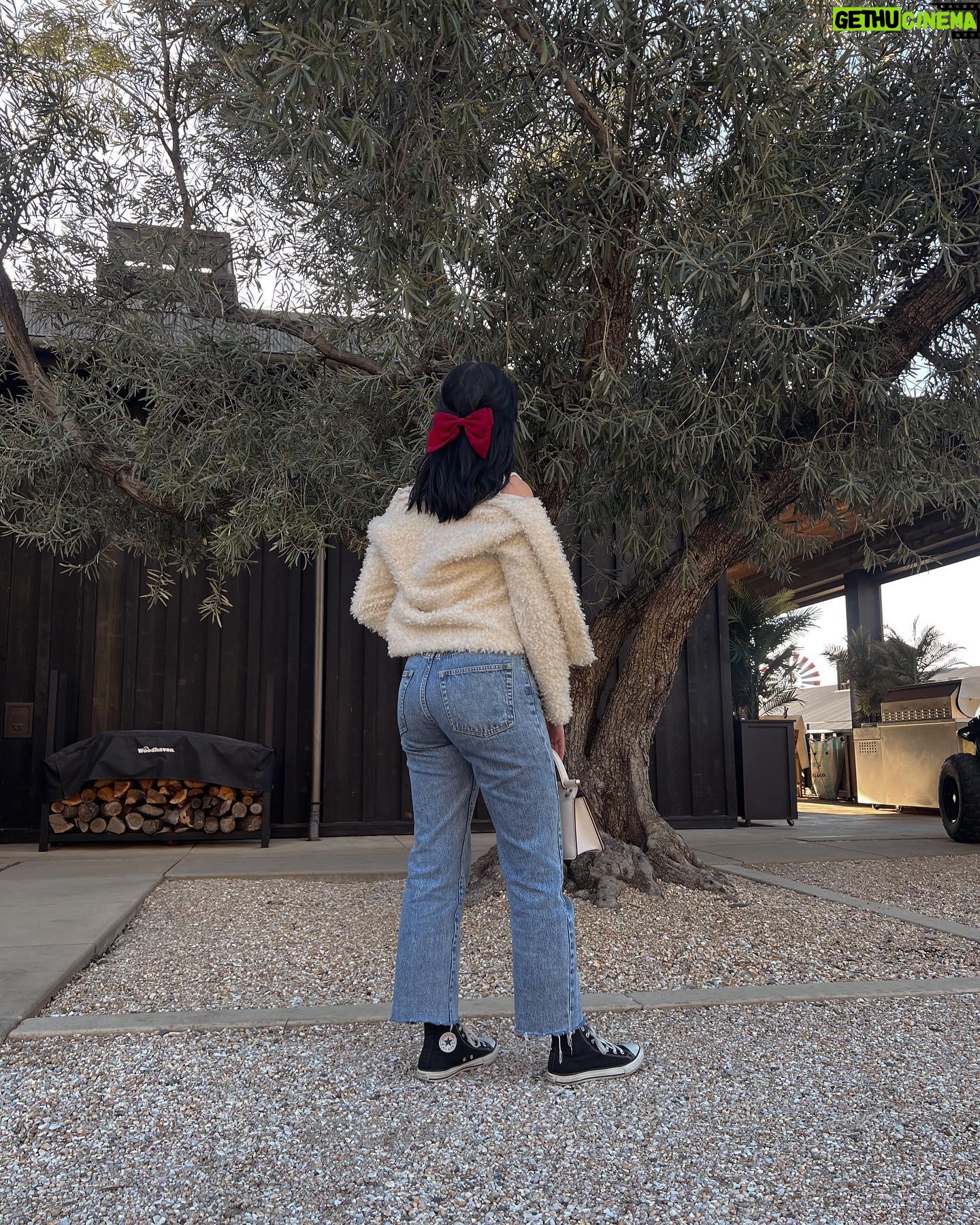 Megan Nicole Instagram - oh btw cut my hair, pulled off surprising my sister in CA for her bday, ate some yummy food, saw some pretty places…it’s been a good week🤍